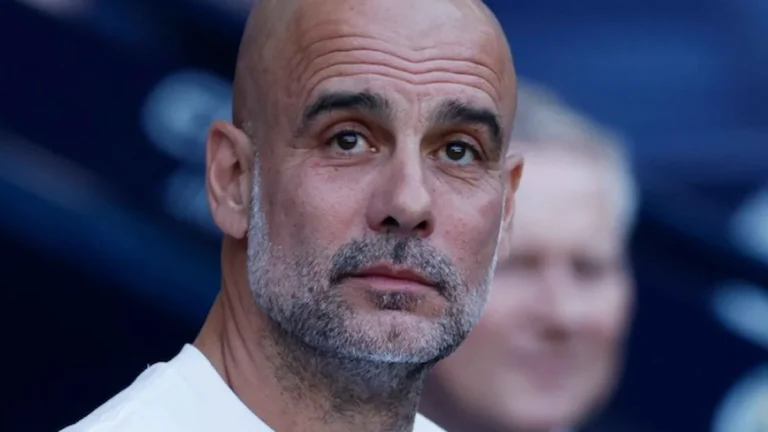 Pep Guardiola observa con gesto serio desde el banquillo antes de un partido