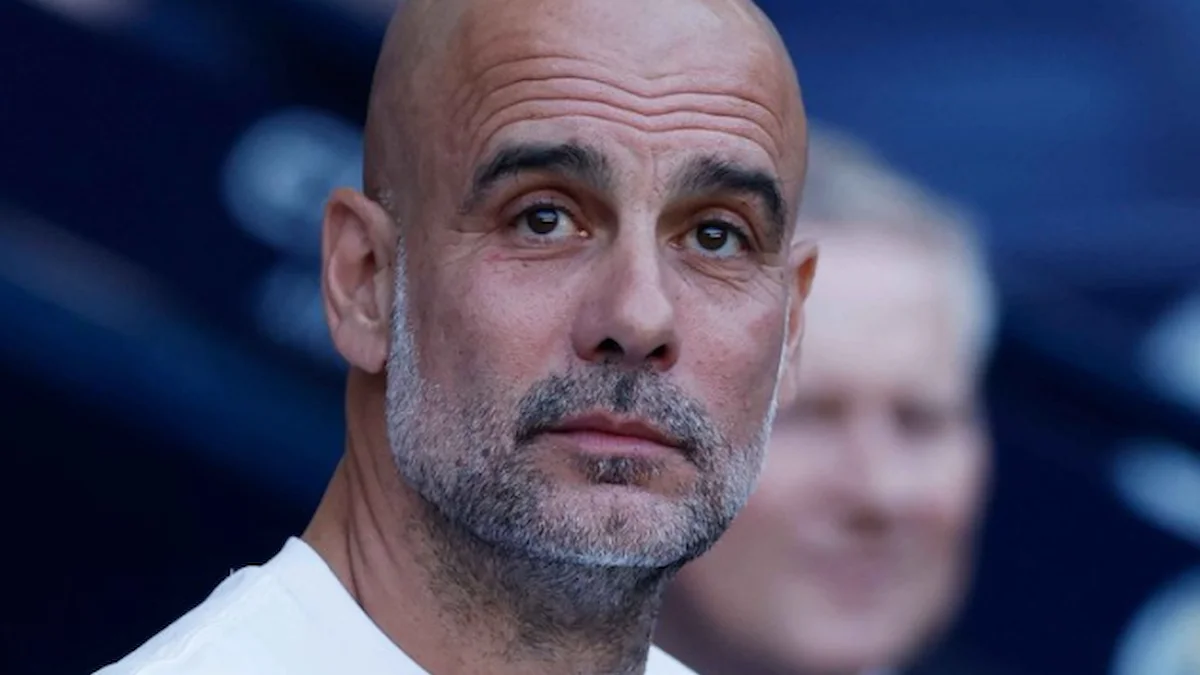 Pep Guardiola observa con gesto serio desde el banquillo antes de un partido