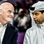 Gianni Infantino conversa con Nasser Al-Khelaïfi en la grada durante un partido del Mundial 2026