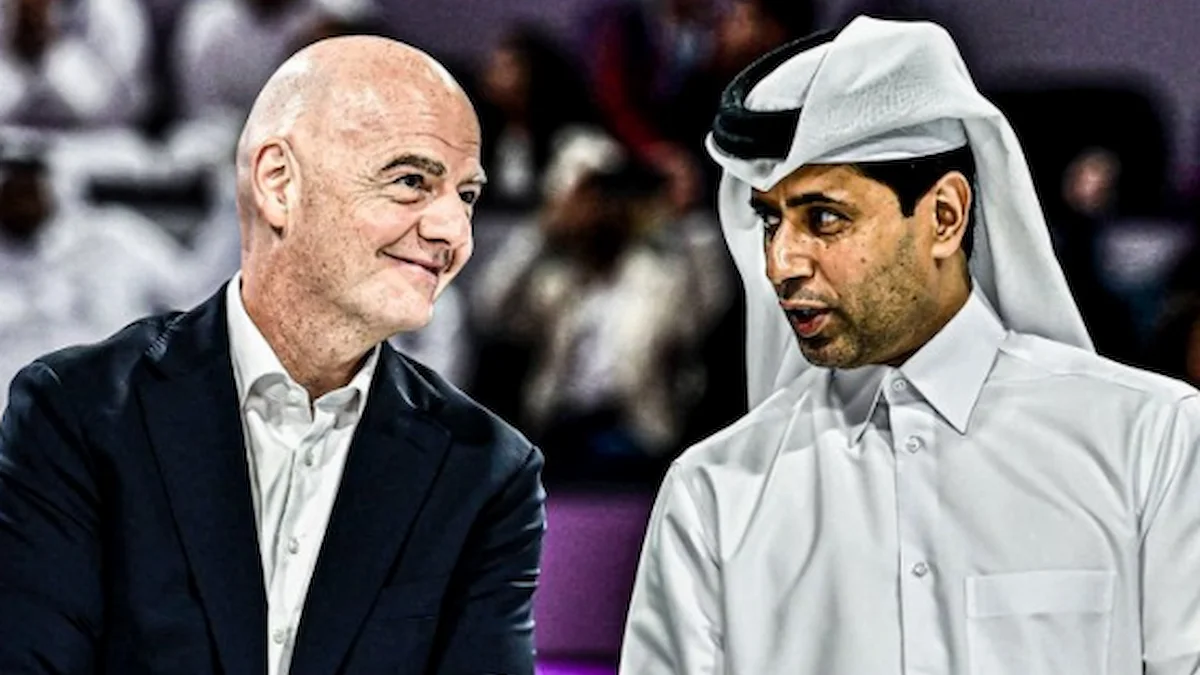 Gianni Infantino conversa con Nasser Al-Khelaïfi en la grada durante un partido del Mundial 2026