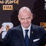 Gianni Infantino saluda con ambas manos en el sorteo final del Mundial 2026 de la FIFA