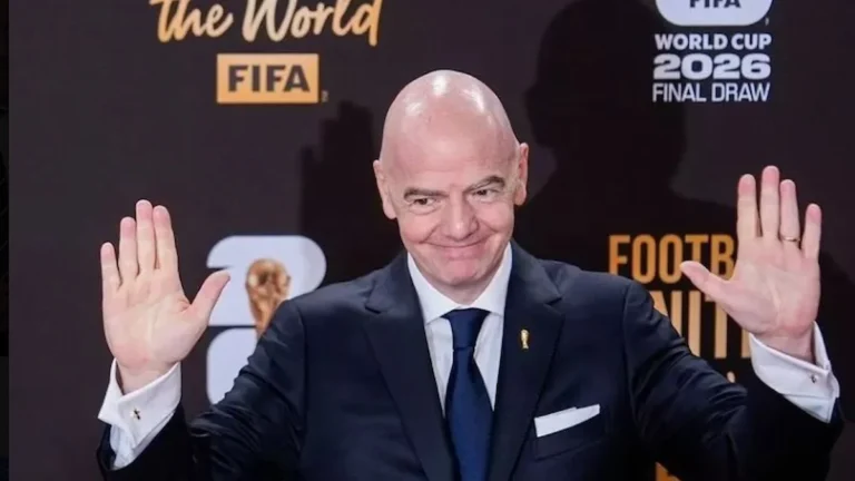 Gianni Infantino saluda con ambas manos en el sorteo final del Mundial 2026 de la FIFA