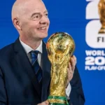Gianni Infantino sonríe con el trofeo del Mundial en el sorteo de repesca del Mundial 2026