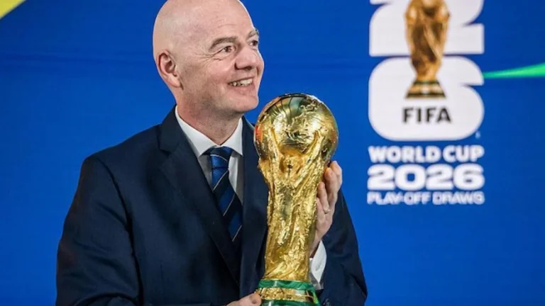 Gianni Infantino sonríe con el trofeo del Mundial en el sorteo de repesca del Mundial 2026
