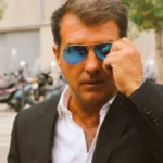 Joan Laporta se retira las gafas de sol a su llegada a un acto del FC Barcelona