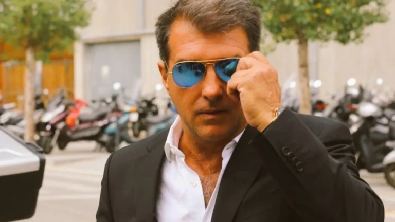 Joan Laporta se retira las gafas de sol a su llegada a un acto del FC Barcelona
