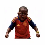 Niño con camiseta de España grita eufórico con los puños cerrados, figura completa con margen