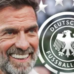 Jürgen Klopp sonríe junto al escudo de la Federación Alemana de Fútbol