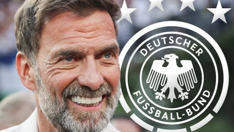 Jürgen Klopp sonríe junto al escudo de la Federación Alemana de Fútbol