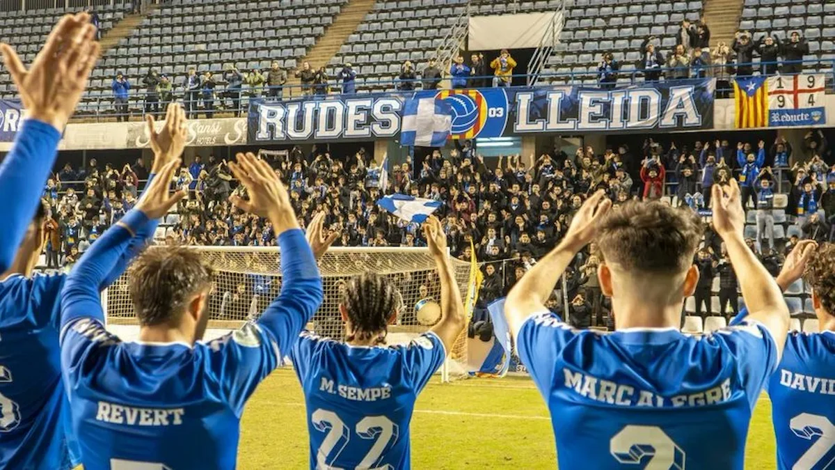Jugadores del Lleida CF saludan a la afición tras un partido