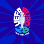 Logotipo oficial de la UEFA Euro 2028 con el trofeo Henri Delaunay sobre fondo azul