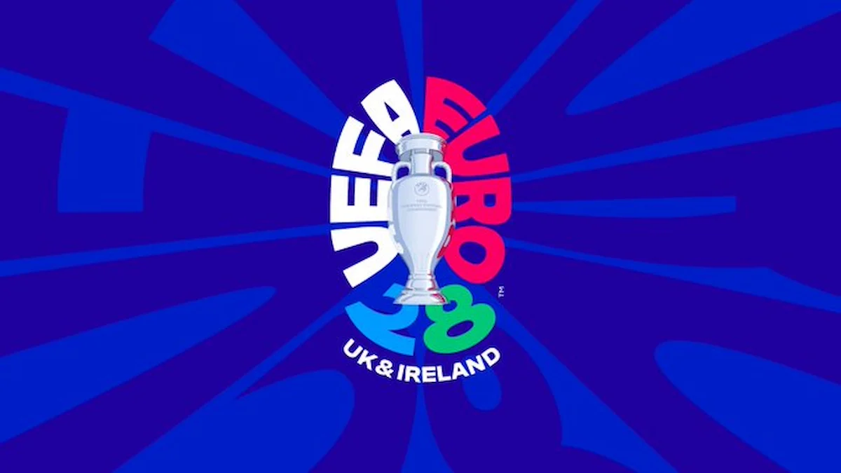 Logotipo oficial de la UEFA Euro 2028 con el trofeo Henri Delaunay sobre fondo azul
