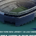 Render del MetLife Stadium al atardecer con el perfil de Nueva York y el cartel de la final del Mundial 2026