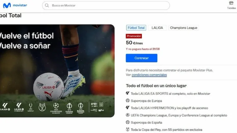 Balón de LaLiga sobre el césped en la página del paquete Fútbol Total de Movistar