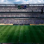 Vista aérea del MetLife Stadium lleno durante un partido del Mundial 2026 con el marcador al fondo