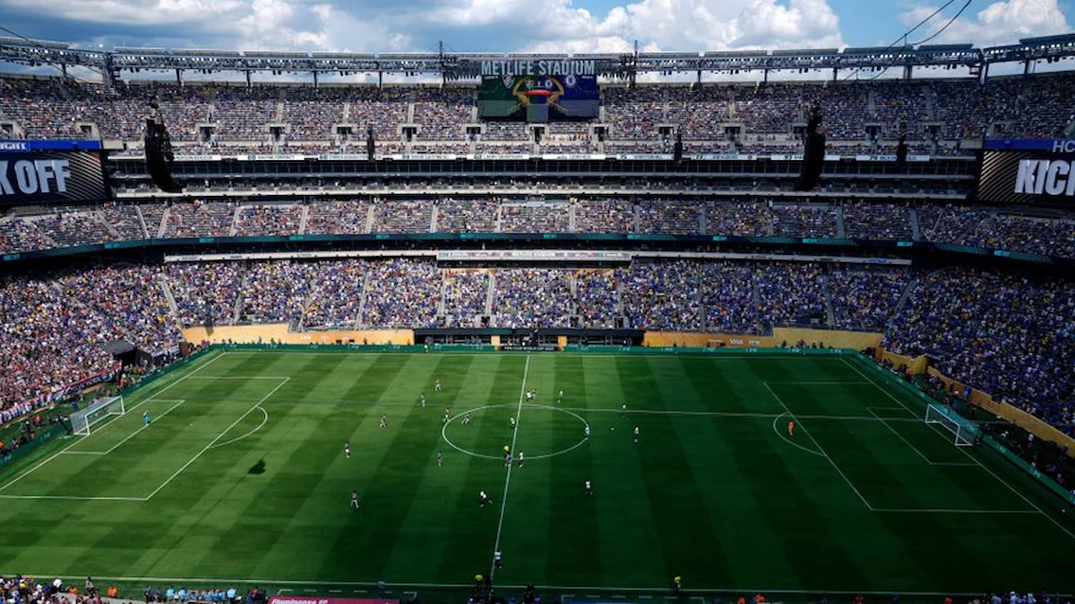 Vista aérea del MetLife Stadium lleno durante un partido del Mundial 2026 con el marcador al fondo