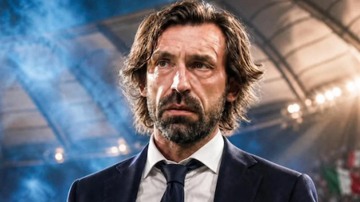 Andrea Pirlo, serio y con traje oscuro, frente a un estadio con luces azuladas de fondo