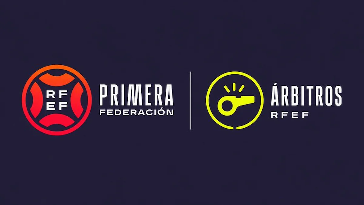 Logos de Primera Federación RFEF y Árbitros RFEF sobre fondo azul marino