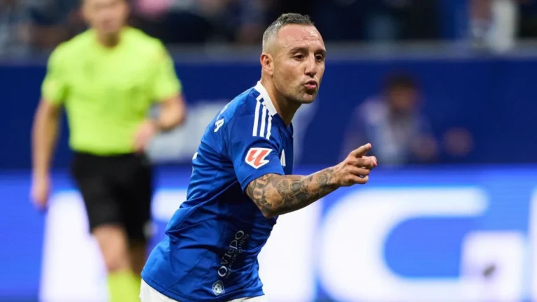 Futbolista con camiseta azul del Real Oviedo señalando con el brazo tatuado durante un partido