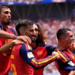 Jugadores de la selección española celebran un gol abrazados sobre el césped en el Mundial 2026