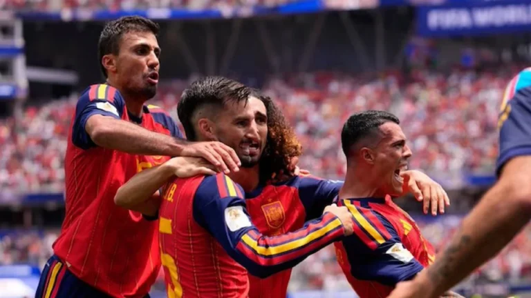 Jugadores de la selección española celebran un gol abrazados sobre el césped en el Mundial 2026