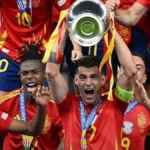 Jugadores de la Selección Española levantan el trofeo de la Eurocopa junto a Lamine Yamal y Nico Williams