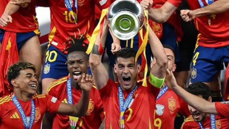 Jugadores de la Selección Española levantan el trofeo de la Eurocopa junto a Lamine Yamal y Nico Williams