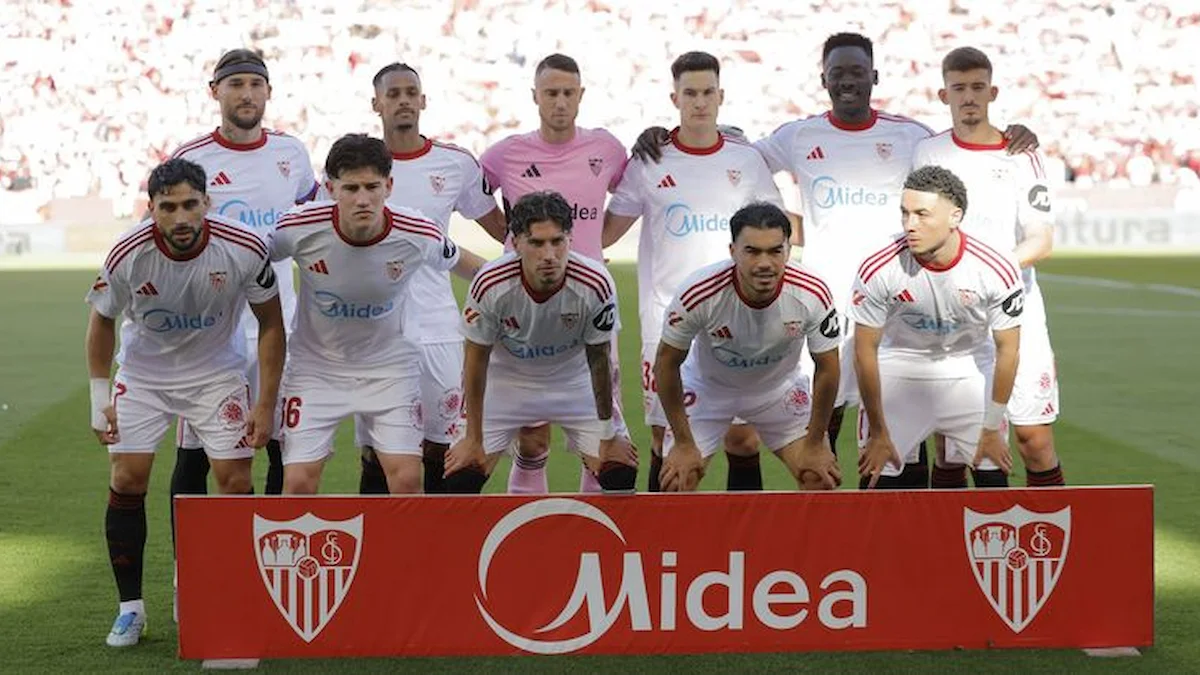 Jugadores del Sevilla FC posan con la camiseta con el logo de Midea en el Sánchez-Pizjuán