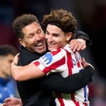 Diego Simeone abraza a Julián Álvarez tras un partido del Atlético de Madrid