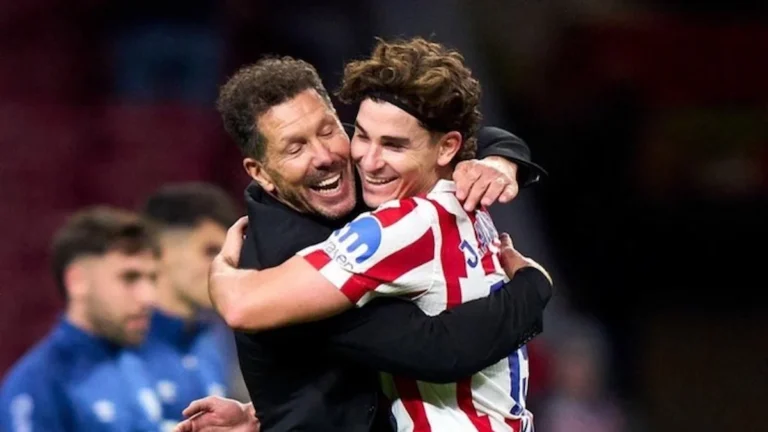 Diego Simeone abraza a Julián Álvarez tras un partido del Atlético de Madrid