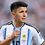 Thiago Almada con la camiseta de Argentina mira hacia un lado durante un partido