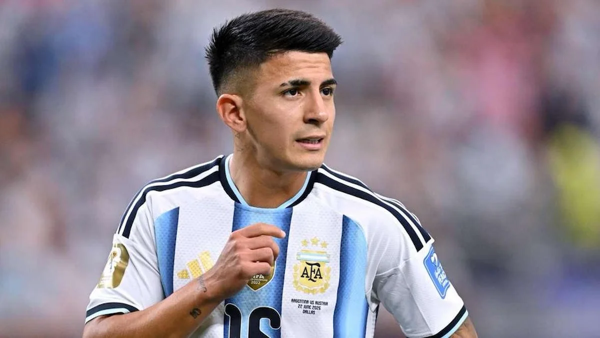 Thiago Almada con la camiseta de Argentina mira hacia un lado durante un partido