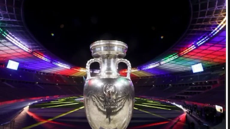 El trofeo de la Eurocopa iluminado en el interior de un estadio antes de una final