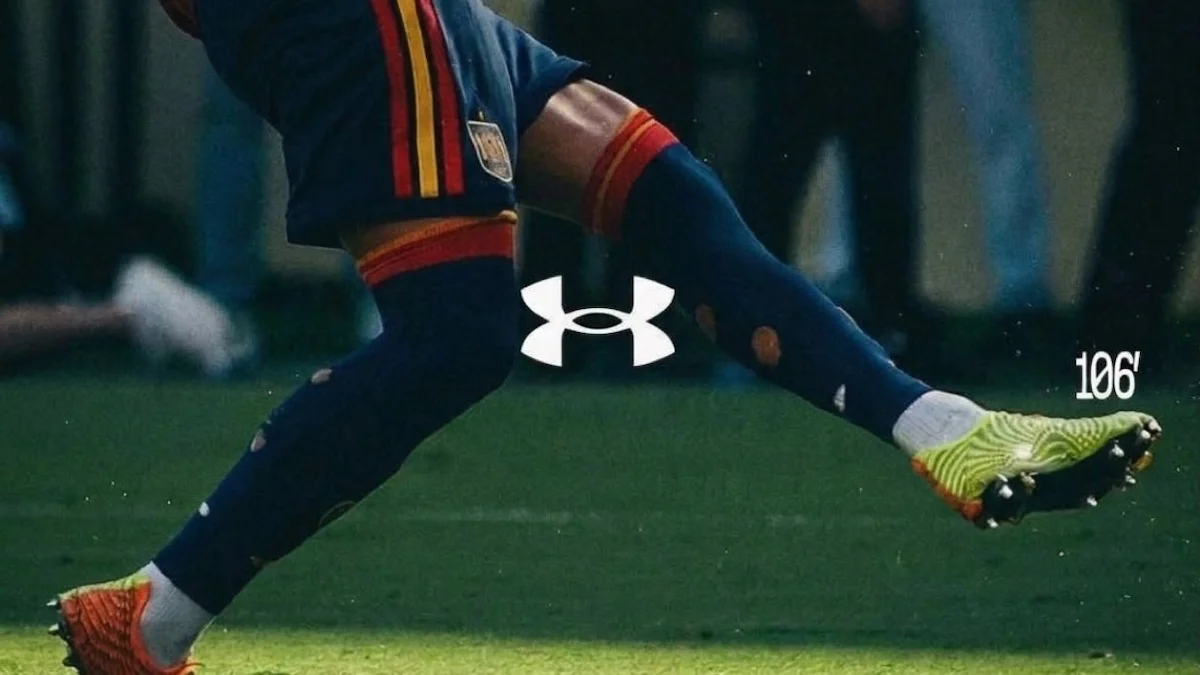 Jugador de España remata durante la prórroga con botas Under Armour, gráfico del marcador en el minuto 106