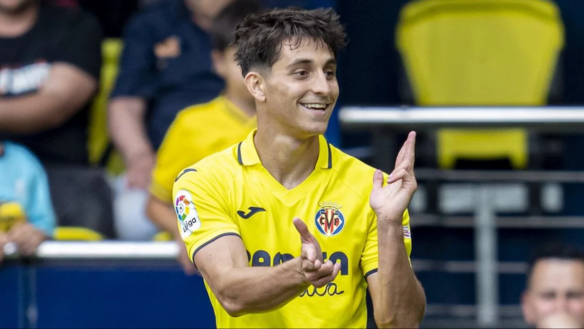Futbolista del Villarreal celebra un gol con la camiseta amarilla en el Estadio de la Cerámica
