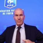 Zinedine Zidane, de traje oscuro, se señala a sí mismo ante el panel de la FFF en su presentación