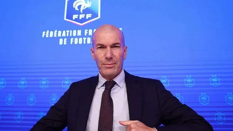 Zinedine Zidane, de traje oscuro, se señala a sí mismo ante el panel de la FFF en su presentación
