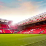 Interior vacío del estadio de Anfield con la grada Kop del Liverpool FC