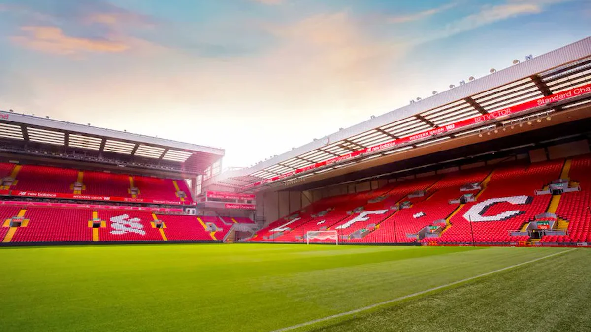 Interior vacío del estadio de Anfield con la grada Kop del Liverpool FC