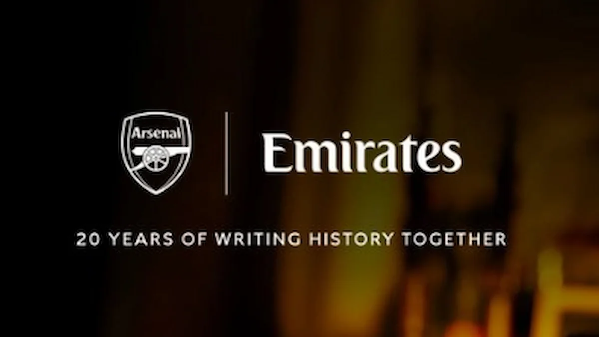 Escudo del Arsenal junto al logotipo de Emirates, con el lema 20 años escribiendo historia juntos