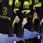 Camisetas negras del Atlético de Madrid con Riyadh Air y Kraken colgadas en la pop-up de Corea