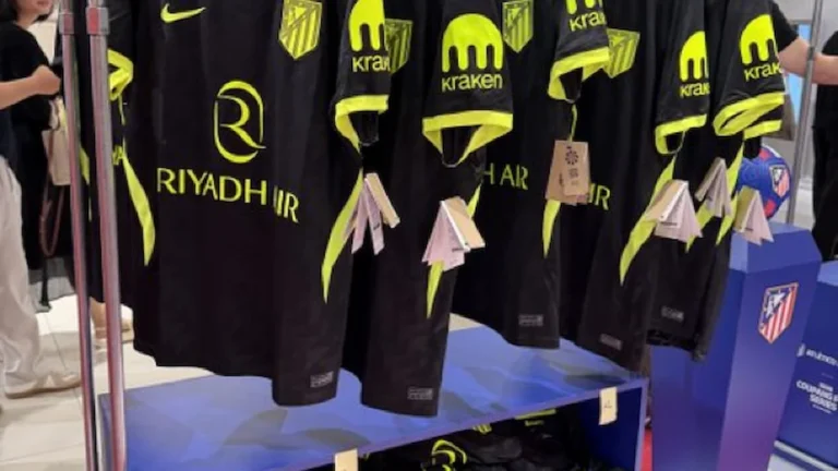 Camisetas negras del Atlético de Madrid con Riyadh Air y Kraken colgadas en la pop-up de Corea