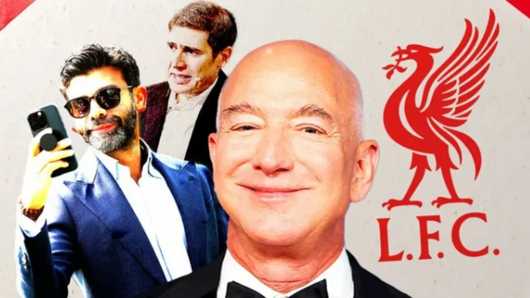 Montaje con Jeff Bezos sonriendo junto al escudo del Liverpool y dos socios del consorcio inversor