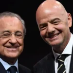 Florentino Pérez y Gianni Infantino se saludan sonrientes durante un acto en Abu Dabi