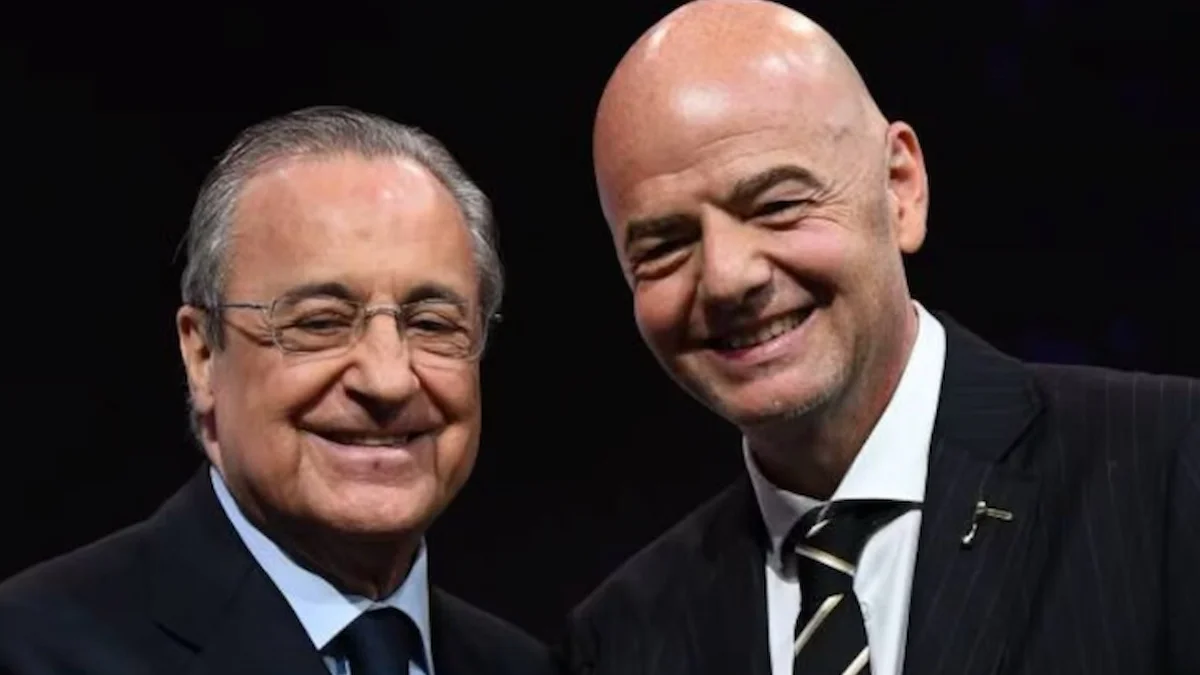 Florentino Pérez y Gianni Infantino se saludan sonrientes durante un acto en Abu Dabi