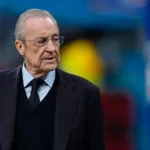 Florentino Pérez, presidente del Real Madrid, camina por el césped antes de un partido