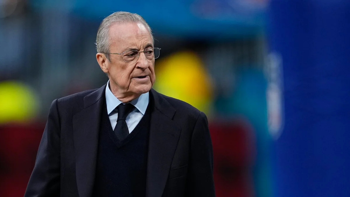 Florentino Pérez, presidente del Real Madrid, camina por el césped antes de un partido