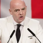 Gianni Infantino gesticula durante una comparecencia de la FIFA ante la bandera suiza