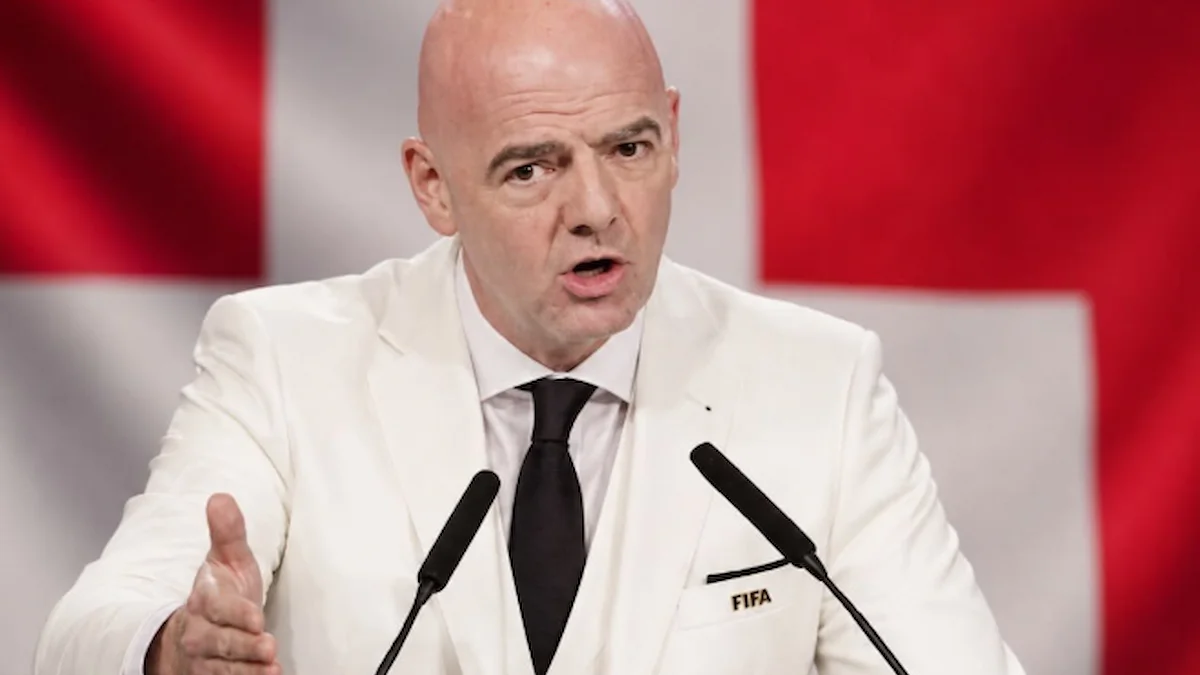 Gianni Infantino gesticula durante una comparecencia de la FIFA ante la bandera suiza