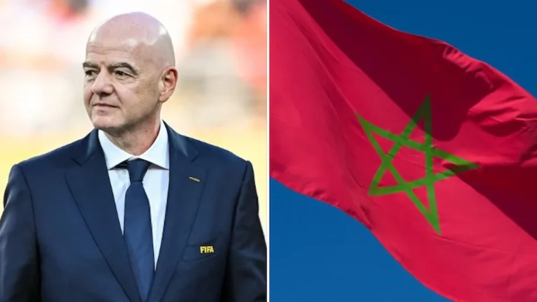 Gianni Infantino con traje de FIFA junto a la bandera de Marruecos ondeando